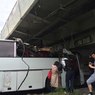 Крышу автобуса буквально "снесло" мостом на Софийской улице в Санкт-Петербурге