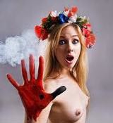 В Париже украинская FEMEN изуродовала фигуру президента России