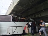 Крышу автобуса буквально "снесло" мостом на Софийской улице в Санкт-Петербурге