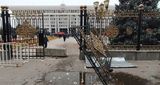Парламент Киргизии то собирается объявить импичмент президенту, то утверждает его указы о ЧП