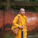В Таиланде у одного из храмов произошло столкновение монахов и полицейских
