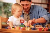 Психологи: Отцам не нужно брать на себя материнские заботы о ребенке