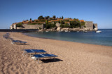 В Черногории аренда пляжного шезлонга доходит до 75 евро в день