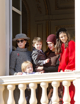 Княжеская семья Монако просится на рождественские открытки