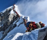 Сотни альпинистов образовали затор при восхождении на Эверест