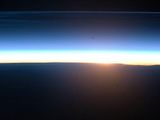 Чудеса с борта МКС: астронавты сняли серебристые облака