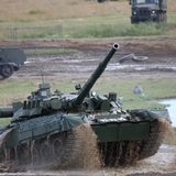 Порошенко сообщил об отправке участникам АТО в Донбассе новой партии танков Т-80