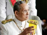 В Таиланде объявили перемирие из-за дня рождения короля