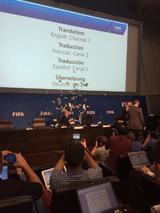 Президента ФИФА Блаттера забросали деньгами на пресс-конференции (ВИДЕО)