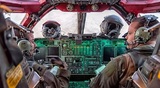 Американские пилоты покрасили кабину своего бомбардировщика в розовый цвет
