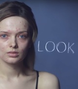 Девушка с прыщавым лицом наносит макияж - видео набрало 14 млн просмотров