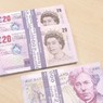 Банк Англии выпустил пластиковые деньги
