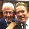 Шварценеггер и Клинтон на похоронах Али делали радостные селфи