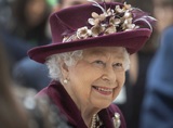 Елизавета II впервые за много лет вручила королевские награды в перчатках