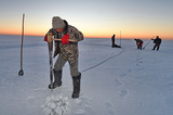 Около сотни рыбаков чуть не уплыли навсегда на отколовшейся льдине