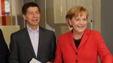 Муж Ангелы Меркель отправился на прогулку с женами глав G7