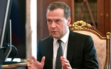 Медведев назвал бедность острейшей проблемой в России