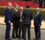 Упавший на Порошенко на саммите НАТО Юнкер попал на видео