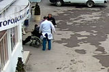 Ростовские врачи оставили больного умирать под окнами больницы