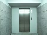 Латвийский политик отказался пользоваться лифтами назло русским