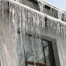 От падения снега с крыши здания спортивной школы в Уфе пострадали три ребенка