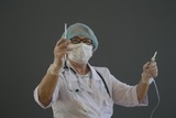 О смерти от коронавируса сразу двух медиков сообщается сегодня в России