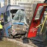 В центре Москвы автомобиль столкнулся с 3 трамваями