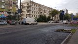 Рабочие перетащили трактором машины москвичей на запрещённые для стоянки места