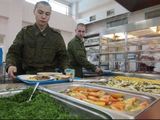 Российским военнослужащим по случаю Дня России накроют праздничный стол