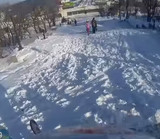 Одесситы по Потемкинской лестнице спускаются на лыжах ВИДЕО