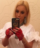 Лера Кудрявцева собрала полмиллиона ответов: зачем люди фотографируют себя в зеркале?