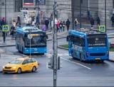 При столкновении "Газели" и рейсового автобуса в Москве погиб человек