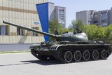 Перевернувшийся после парада в Курске танк Т-34 сняли на видео