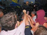 Участники протеста осадили Украинский дом в центре Киева
