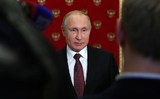 Путин погрузился на батискафе к затонувшей подлодке