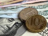 Официальный курс рубля укрепился к доллару и упал к евро