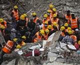 Число жертв под завалами здания в Мумбаи выросло до 28 человек