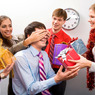 Половина работающих россиян приготовила новогодние подарки коллегам