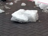 В Екатеринбурге на беременную женщину упала глыба льда с крыши