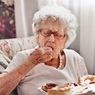 Медики рассказали о необычном признаке деменции, возникающем во время еды