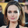 Анджелина Джоли прячет измученное голодом тело под грудой шерсти