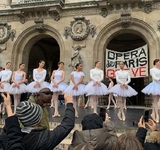 В Париже балерины станцевали против пенсионной реформы