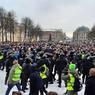 На площади Пионерской, куда была перенесена акция в Петербурге, задержали несколько человек