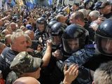 Спецназ защищает здание Верховной Рады в Киеве дубинками