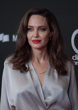 Анджелина Джоли вышла в мини и ужаснула фанатов "ножками скелета"