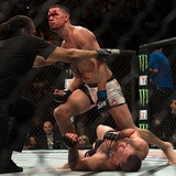 UFC 196: МакГрегора задушили в полусреднем весе