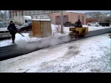 Российские рабочие настолько суровы, что укладывают асфальт, несмотря на тающий снег