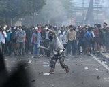 Шесть человек погибли во время протестов в Индонезии