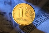 Курс рубля подешевел к доллару и подорожал к евро