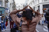 Церемонию памяти обезглавленного учителя в Париже пытались сорвать 30 экстремистов в капюшонах